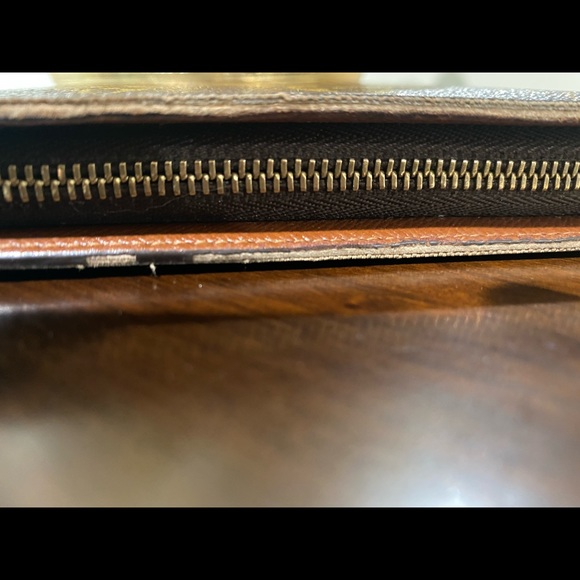 Authentic Louis Vuitton zippy wallet - Picture 3 of 14